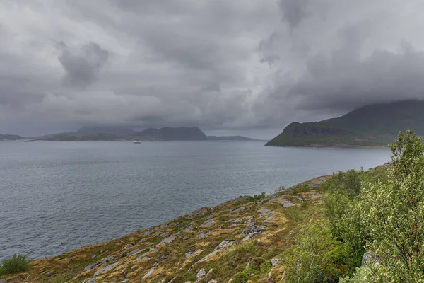 美しいノルウェーの風景 フィヨルドの眺めだ澄んだ水のノルウェーの理想的なフィヨルドの反射曇りの天気で 選択的焦点 — ストック写真