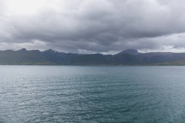 曇り空に囲まれたターコイズブルーの水でノルウェーのフィヨルドの美しい景色 選択的な焦点 — ストック写真