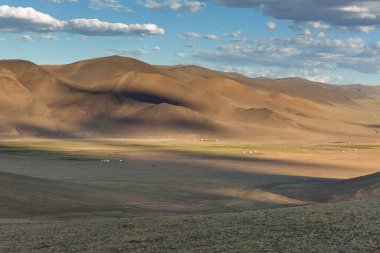 Altai Dağları 'ndaki kuru Moğol manzaraları, geniş bir manzara..