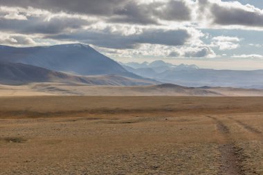 Altai Dağları 'ndaki kuru Moğol manzaraları, geniş bir manzara..