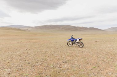 Moğolistan bozkırlarında motosiklet. Altai Dağları.