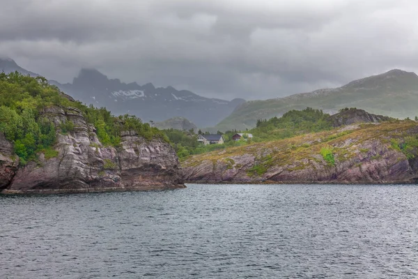 Piękny Widok Norweskich Fiordów Turkusową Wodą Otoczoną Zachmurzonym Niebem Selektywne — Zdjęcie stockowe