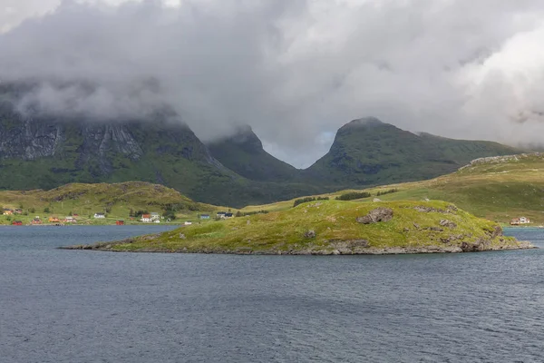 Fjord Mystique Norvège Avec Des Montagnes Brouillard Suspendus Dessus Eau — Photo