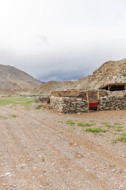 Moğolistan 'ın bozkırlarında göçebe insanların kışın yaşadığı ve ağılları.