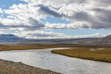 Moğolistan manzaraları. Nehir, dağlar ve güzel yaz gökyüzü.
