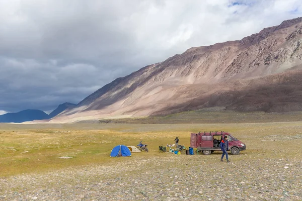 Touristes Campant Dans Les Collines Mongoles Tentes Sous Ciel Nuageux — Photo