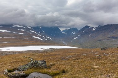 Vadi manzarası. Kuzey İsveç, Sarek Ulusal Parkı fırtınalı havada. seçici odak