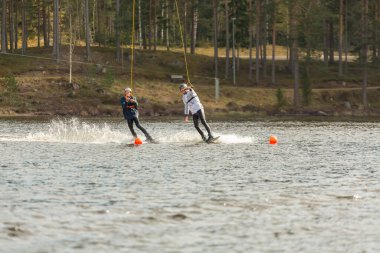  Fagersta, İsveç - Maj 01, 2020: Beden eğitimi dersi sırasında iki genç gölde uyandı.