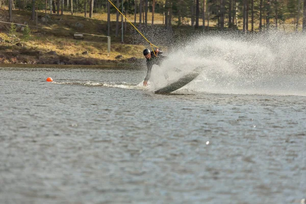 Fagersta Suecia Mayo 2020 Wakeboarder Surfeando Través Lago — Foto de Stock