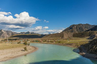 Altai 'deki White Mountain nehri. Altai, Rusya Yaz Manzarası. Altai Cumhuriyeti, Rusya 'nın etnik cumhuriyetlerinden biridir. Altay