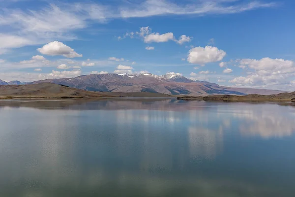 Καταπληκτικό Φυσικό Τοπίο Altai Ήρεμη Λίμνη Σμαραγδένιο Νερό Που Περιβάλλεται — Φωτογραφία Αρχείου