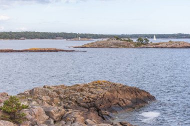 İsveç 'in kıyı şeridine bakın. Baltık denizi, ağır bulutlar ve denizden çıkan büyük kayalar. seçici odak