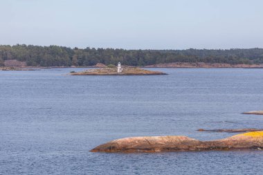 İsveç 'in Baltık Denizi kıyısındaki eski deniz feneri, seçici odak noktası.