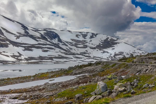 ノルウェーの夏の風景 夏には清潔で冷たい空気で雪をかぶった山々の素晴らしい景色 選択的な焦点 — ストック写真