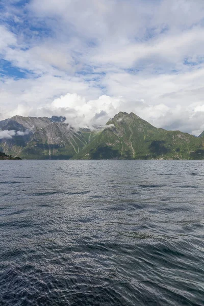 Прекрасний Норвезький Пейзаж Вид Фіорди Норвезький Фіорд Віддзеркалюється Чистій Воді — стокове фото