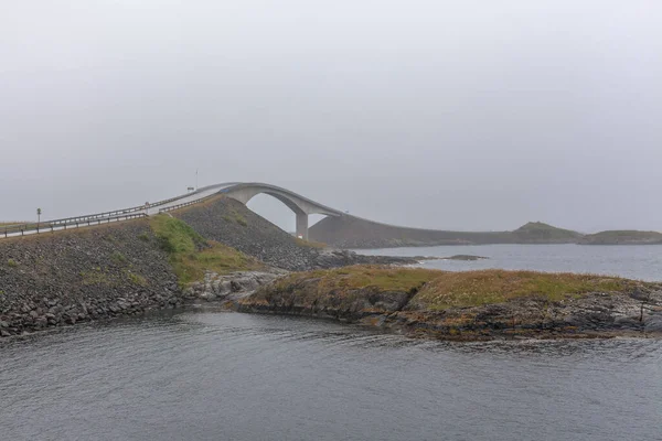 どこにも有名な道路 橋ノルウェー 霧の多い天気の大西洋道路橋 都市クリスチャンと都市モルディの太陽から島の番号64間の絵のような道路 — ストック写真