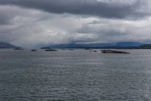 ノルウェーのフィヨルドと雲に囲まれた山々 澄んだ水の理想的なフィヨルドの反射 選択的な焦点 — ストック写真