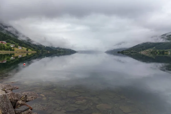 Fantastisk Utsikt Med Fjord Och Berg Vacker Fényvisszaverődés — Stock Fotó