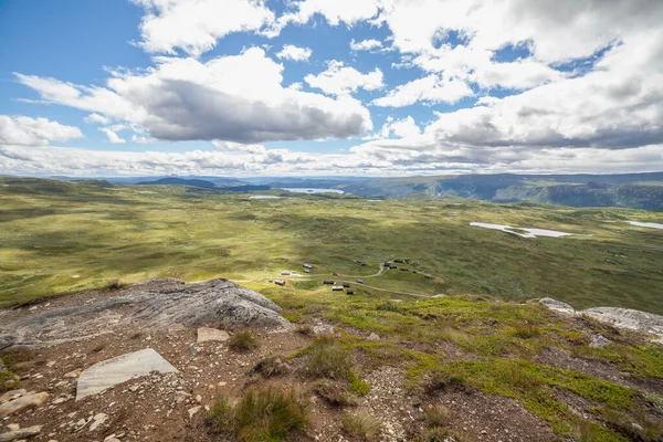 Horní Pohled Malou Norskou Vesničku Horách Krásnými Mraky Selektivní Zaměření — Stock fotografie
