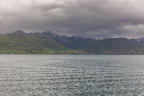 Prachtig Uitzicht Noorse Fjorden Met Turquoise Water Omgeven Door Bewolkte — Stockfoto