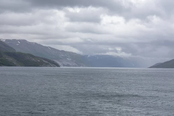 Norský Fjord Hory Obklopené Mraky Půlnoční Slunce Polární Den Ideální — Stock fotografie