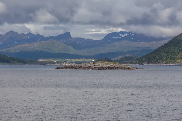 Norwegischer Fjord Und Berge Umgeben Von Wolken Mitternachtssonne Polartag Ideale — Stockfoto