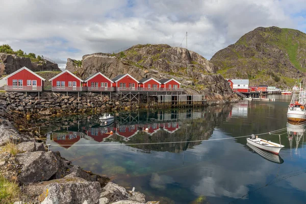 Типове Норвезьке Рибальське Село Традиційними Червоними Хатинами Рейн Лофотенські Острови — стокове фото
