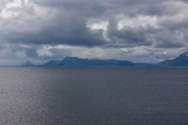 Egy Misztikus Fjord Norvégiában Hegyekkel Köddel Víz Felett Gyönyörű Monokróm — Stock Fotó