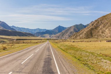 Altai Rusya 'da yaz, Altai Dağları' na giden yol, Altai dağlarının güzel yaz manzarası.