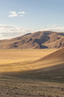 Altai Dağları 'ndaki Moğol manzaraları, geniş bir manzara..