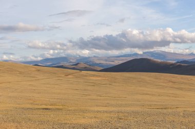 Altai Dağları 'ndaki kuru Moğol manzaraları, geniş bir manzara..