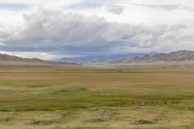 Moğol manzarası, Moğolistan tepelerindeki yeşil otlaklar.