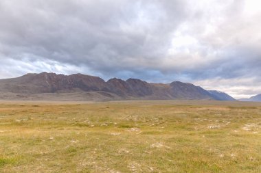 Altai Dağları 'ndaki kuru Moğol manzaraları, geniş bir manzara..