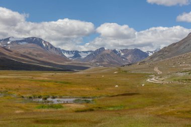 Altai Dağları 'ndaki Moğol manzaraları, geniş bir manzara..