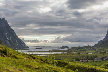 Norveç 'te fiyort manzarası çok etkileyici. Norveç 'te renkli bir sabah sahnesi. Doğa konseptinin güzelliği.