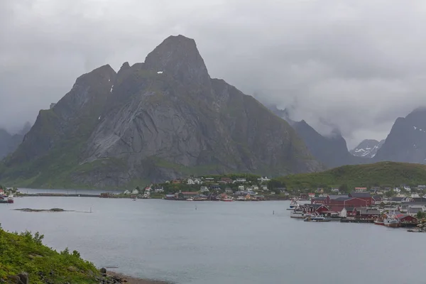 Прекрасний Вигляд Норвезьких Фіордів Бірюзовою Водою Оточенні Хмарного Неба Вибірковий — стокове фото