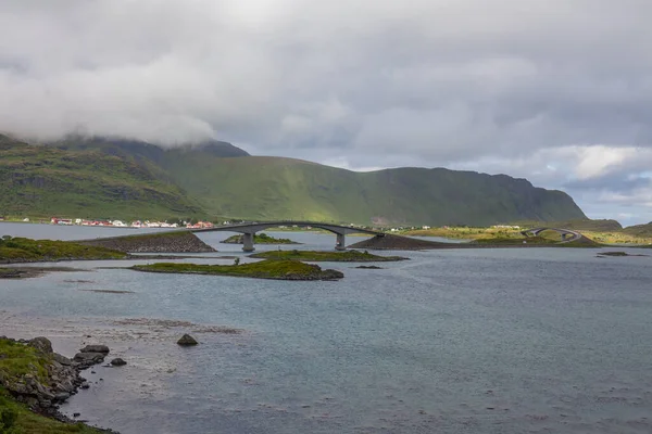 美しいノルウェーの風景 フィヨルドの眺めだ澄んだ水のノルウェーの理想的なフィヨルドの反射曇りの天気で 選択的焦点 — ストック写真