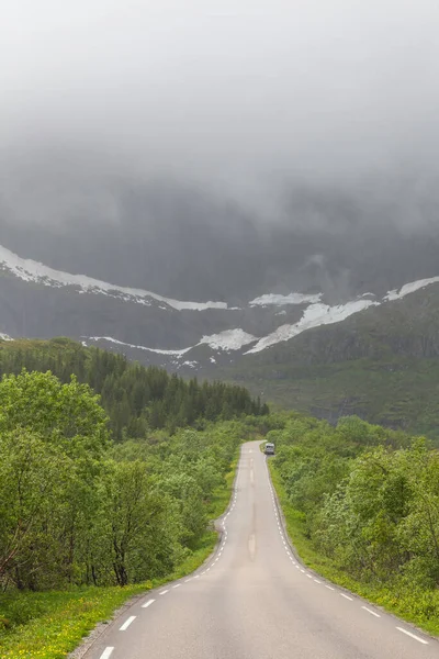 Пряма Самотня Дорога Між Горами Північних Широт Під Хмарним Небом — стокове фото