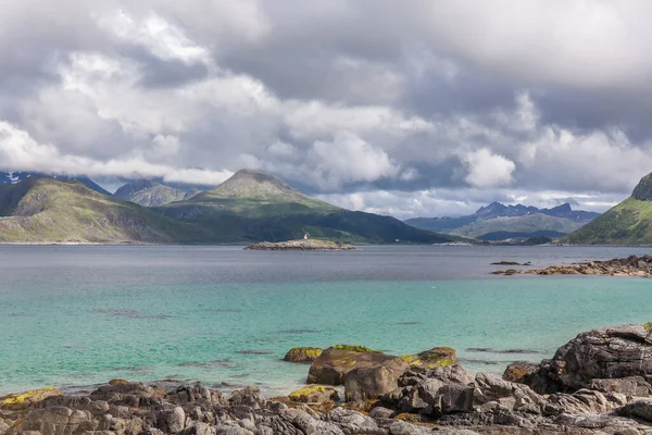 美しいノルウェーの風景 フィヨルドの眺めだノルウェー澄んだ水の中で理想的なフィヨルドの反射 選択的焦点 — ストック写真