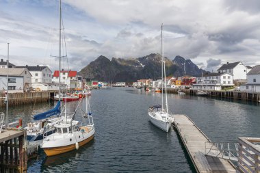 Lofoten, Norveç - 20 Haziran 2017: Yazın Henningsvaer limanının manzarası. Henningsvaer, Austvagoya, Lofoten 'de yer alan bir balıkçı kasabasıdır.