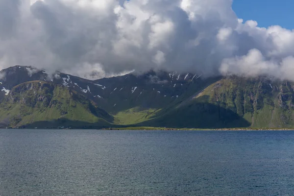 Norvég Fjord Hegyek Felhőkkel Körülvéve Éjféli Nap Sarki Nap Ideális — Stock Fotó