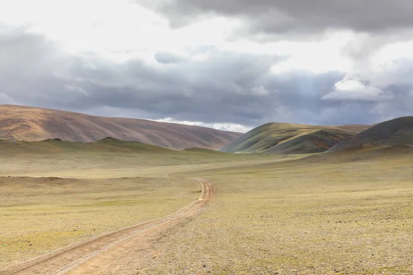Mongolská Krajina Válcování Prašné Cesty Přes Svěží Zvlněné Kopce Středního — Stock fotografie