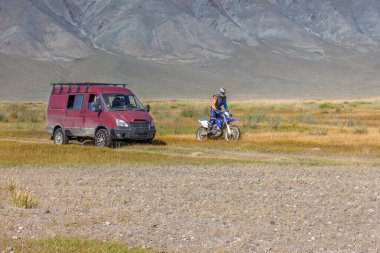 Altai, Moğolistan - 14 Haziran 2017: Moğolistan 'ın çöl dağında araba ve motosiklet