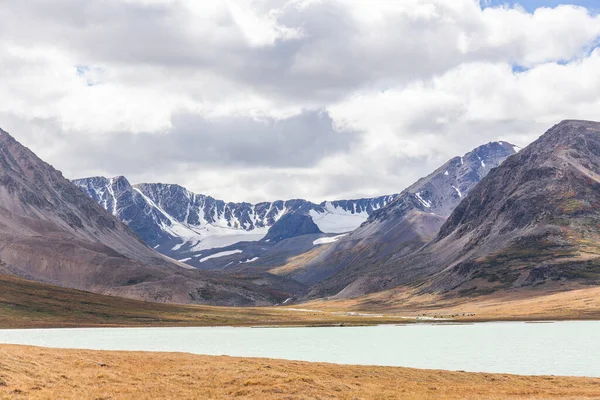 Increíble Paisaje Natural Altai Lago Tranquilo Con Agua Esmeralda Rodeado — Foto de Stock