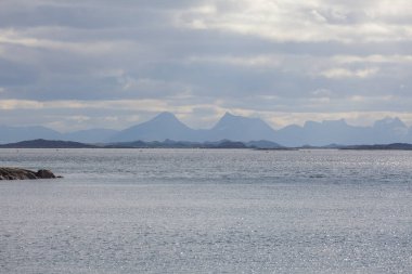 Güzel Norveç manzarası. Fiyortların manzarası. Norveç temiz suda fiyort yansıması için idealdir. seçici odak