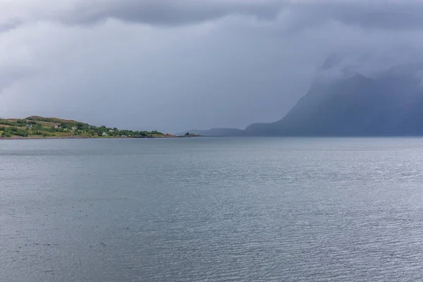 Hermosa Vista Los Fiordos Noruegos Con Agua Turquesa Rodeada Cielo —  Fotos de Stock