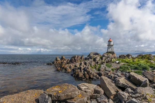 Világítótorony Norvég Fjordokban Norvégiában Tengeri Hegyekre Néző Kilátás — Stock Fotó