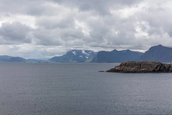 Norveç Gizemli Bir Fiyort Dağlar Sis Suyun Üzerinde Tek Renkli — Stok fotoğraf