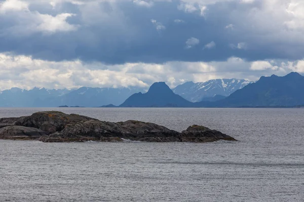 Норвежский Фьорд Горы Окруженные Облаками Полуночным Солнцем Полярным Днем Идеальное — стоковое фото