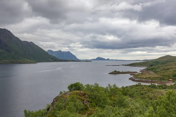 ノルウェーの神秘的なフィヨルドで 山々と霧が美しいモノクロの青い色で水の上にぶら下がっています 選択的焦点 — ストック写真